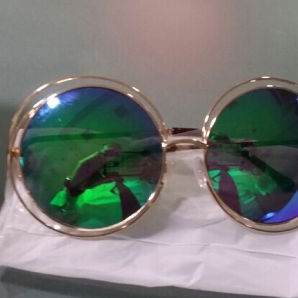 - ✨FASHION WEEK GREEN OVERSIZED MIRROR  SUNGLASSES✨ Green Shades from the Runways to Inspire Your 2023 Spring  main image 2